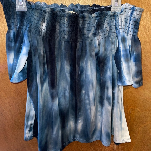 Off the shoulder crop top (size S but fits like a M or L) $5 - Picture 2 of 2